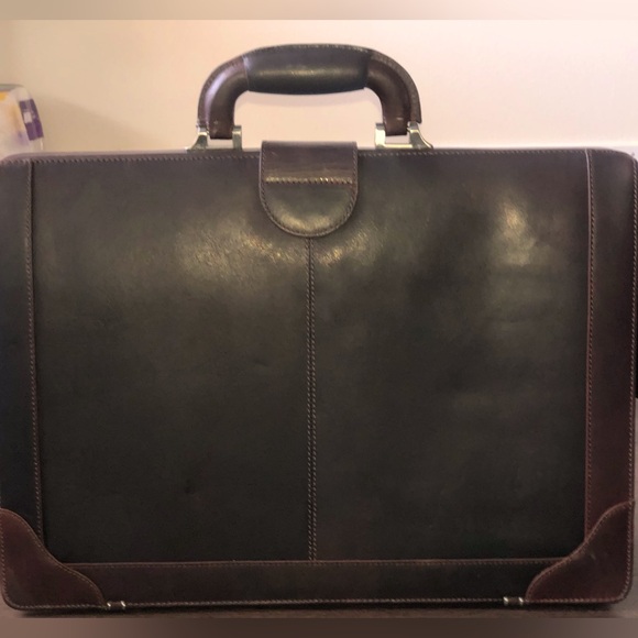 Mancini briefcase 18″ x 6″ x 13″ ( L x D x H )
4.2 lbs / 1.9 kgs NEW w/ out tags - Picture 7 of 9